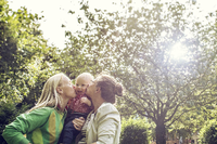 Mama, Kind, Mami: eine Regenbogenfamilie. Foto: Getty Images