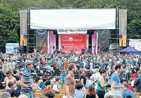 Am 13. August kann beim LesBiSchwulen Parkfest wieder auf dem Gelände des Freiluftkinos im Volkspark Friedrichshain gefeiert werden.  Foto: promo