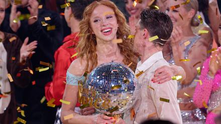 Siegerin Anna Ermakova mit der Trophäe nach dem Finale der Tanzshow Let’s Dance.