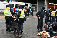 Aktivisten der Gruppe "Letzte Generation" hatten im vergangenen Februar in Berlin unter anderem eine Stadtautobahn blockiert. Foto: Reuters/Christian Mang