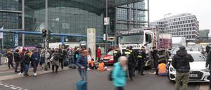 Klimaschutzaktivisten der „Letzten Generation“ blockieren die Invalidenstraße auf Höhe des Hauptbahnhofs.