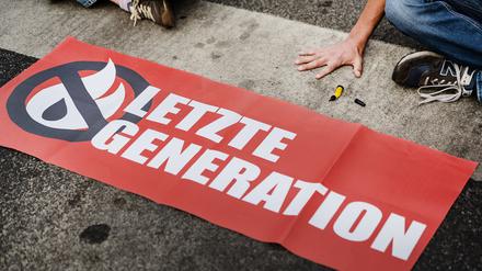  Ein Aktivist der Gruppe «Letzte Generation», der seine Hand selbst auf der Straße festgeklebt hat. 