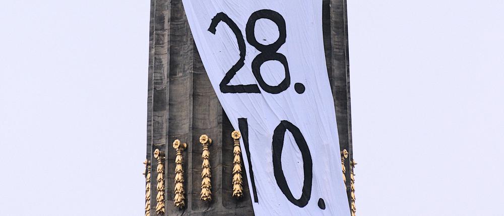 Die „Letzte Generation“ hat am Freitag ein Banner an der Siegessäule befestigt. 