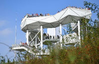 Andrang zum Torschluss: Tausende bestiegen am Sonntag die Aussichtsplattform "Wolkenhain" auf dem Kienberg. Auch dieses IGA-Highlight bleibt erhalten. Foto: dpa, Britta Pedersen