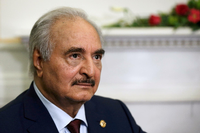 Kämpft gegen die Regierung in Libyen: General Khalifa Haftar. Foto: Costas Baltas/Reuters