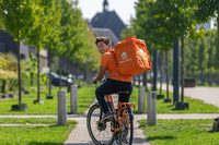 Farbwechsel: Zahlreiche Fahrradkuriere tragen jetzt Lieferando-Orange statt Foodora-Pink. Foto: promo