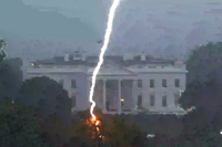 Am 4. August 2022 schlug ein Blitz in einen Baum im Lafayette-Park vor dem weißen Haus ein (Screenshot einer Reuters-Videokamera). Foto: REUTERS