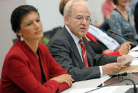 Fraktionschef Gregor Gysi, Stellvertreterin Sahra Wagenknecht bei Linksfraktionssitzung im Reichstag Foto: Britta Pedersen/dpa