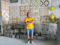Robert Lia vor einer Wand mit typischen Malteser Kacheln aus seiner Werkstatt. Foto: Ulf Lippitz
