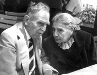 Die Physikerin Lise Meitner (r.), eine der prägenden "Berlinerinnen", im Gespräch mit Otto Hahn (r.). Foto: dpa