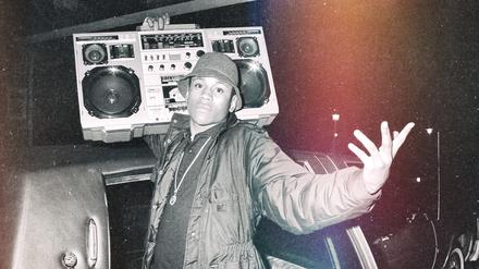 Rapper LL Cool J mit seinem Markenzeichen, einer Boombox.