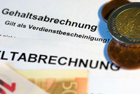 Auf Lohn- und Gehaltsabrechnungen (Entgeltabrechnungen) liegen Euromünzen und Eurogeldscheine, aufgenommen am 31.01.2013 in Dresden (Sachsen). Foto: Arno Burgi/dpa (zu dpa "Mini-Inflation sorgt für Rekordanstieg der Reallöhne in Deutschland" vom 22.09.2015) +++(c) dpa - Bildfunk+++
