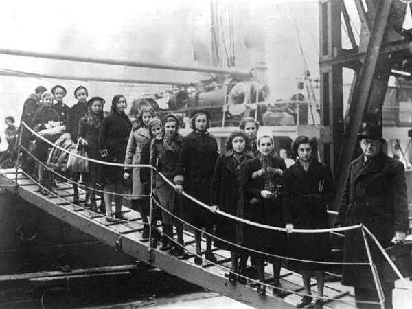 Kinder polnischer Juden aus dem Gebiet zwischen Deutschland und Polen bei ihrer Ankunft mit der „Warschau“ im Februar 1939 in London.