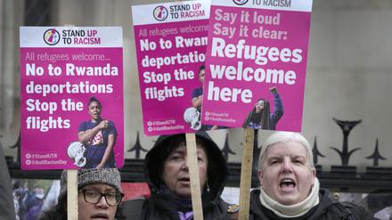 „Stand Up To Racism“-Aktivisten demonstrieren im Dezember gegen Großbritanniens geplante Abschiebepraxis.