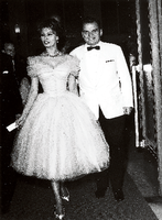 Juli 1959: Alfred Bauer begleitet Sophia Loren zum Berlinale-Filmball. Foto: Getty Images