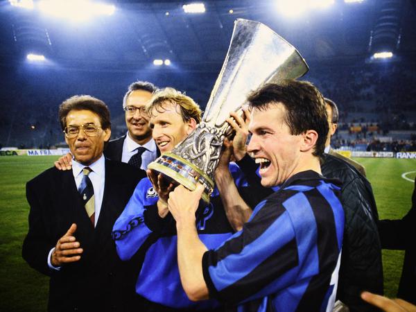 Andreas Brehme und Lothar Matthäus im Jahr 1991 nach dem Gewinn des Uefa-Cups mit Inter Mailand.