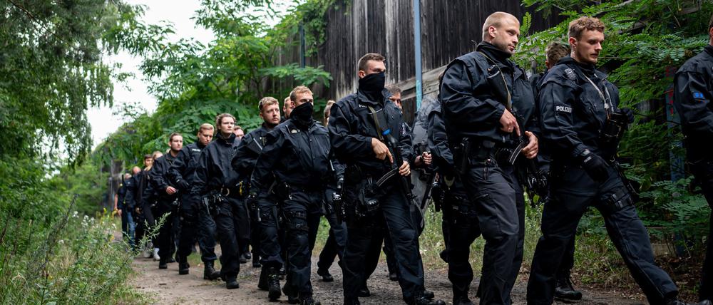 Polizisten an der südlichen Landesgrenze von Berlin auf der Jagd nach der vermeintlichen Löwin.