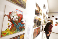 Die Ausstellung versammelt rund 200 Schallplattencover von Comic-Zeichnern. Foto: Roland Weihrauch/dpa