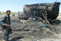 Zwei ausgebrannte Tanklaster und fast hundert Tote waren die Folge des angeforderten Luftangriffs. Foto: dpa