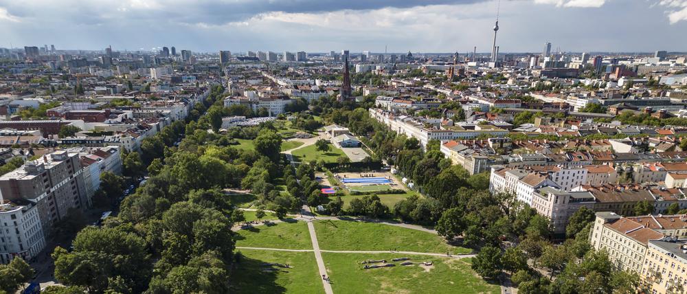Luftaufnahme vom Görlitzer Park in Berlin am 8. August 2023. Goerlitzer Park *** Aerial view of Goerlitzer Park in Berlin on 8 August 2023 Goerlitzer Park