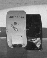 Unvergessen. Bei der Entführung der Lufthansa-Maschine Landshut 1977 erschossen die Terroristen der PFLP den Piloten Jürgen Schumann. Auf dem Bild sitzt er an der Tür. Foto: dpa/AP/Harry Koudakjian