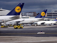 Passagiermaschinen der Lufthansa stehen auf dem Rollfeld des Flughafens Frankfurt. Foto: dpa/Boris Roessler