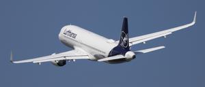 Ein Airbus 320-214 der Fluggesellschaft Lufthansa startet vom Flughafen Berlin-Brandenburg «Willy Brandt» (BER). (Symbolbild)