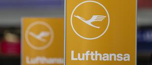 Das Logo der Lufthansa auf einem Schild im Frankfurter Flughafen.
