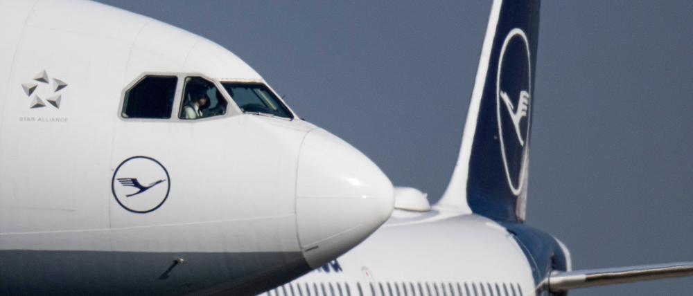 Eine Passagiermaschine der Lufthansa rollt auf dem Flughafen Frankfurt zu ihrer Startposition. 