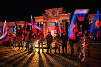 Einwohner von Luhansk feiern am Dienstagabend die Anerkennung ihrer Unabhängigkeitserklärung durch Putin. Foto: imago images/ITAR-TASS