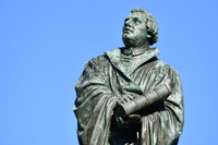 Ein Relief aus Bronze des Reformators Martin Luther steht in Worms (Rheinland-Pfalz) am Luther-Denkmal im Heylshofpark. Foto: picture alliance / Uwe Anspach/dpa