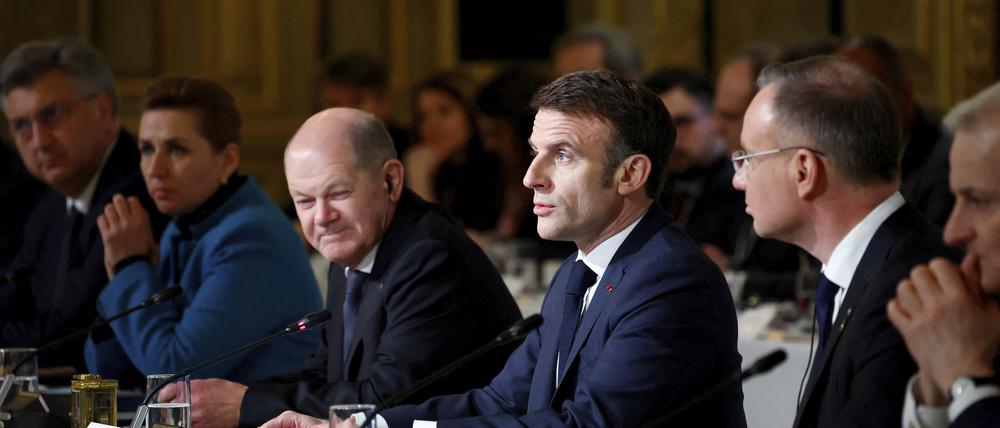 ARCHIV - 26.02.2024, Frankreich, Paris: Emmanuel Macron (M), Präsident von Frankreich, hält eine Rede im Elysee-Palast. Neben ihm sitzt Bundeskanzler Olaf Scholz (SPD, 3.v.r.). Macron lud zu einer internationalen Unterstützerkonferenz für die Ukraine ein. (zu dpa: «Nach Streit um Ukraine-Kurs: Scholz trifft Macron und Tusk in Berlin») Foto: Gonzalo Fuentes/RTR/AP/dpa +++ dpa-Bildfunk +++