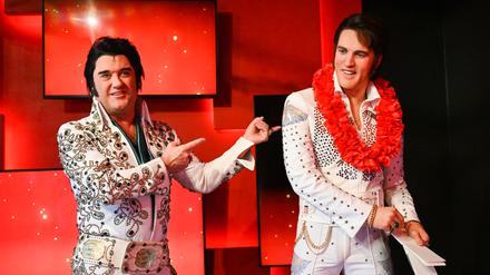 Elvis im Doppelpack: Grahame Patrick (links) enthüllte die neue Figur. 