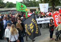 Etwa 350 Bürger haben sich am Dienstagabend zu einer Mahnwache in Nauen eingefunden. Foto: dpa