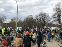 Rund 200 Menschen kamen in die Nähe der Unfallstelle, um ihr Beileid zu bekunden – viele mit dem Fahrrad. Foto: Louise Otteirbein