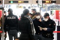 Polizei kontrolliert vor den Gleisen am Mailänder Hauptbahnhof die Reisegründe der Fahrgäste. Foto: Fabio Lo Scalzo/Reuters