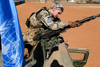 Soldatin der Bundeswehr mit einem Maschinengewehr MG 3 in Mali. 100 der Waffen sollen jetzt in die Ukraine gehen. Foto: imago images/Joerg Boethling