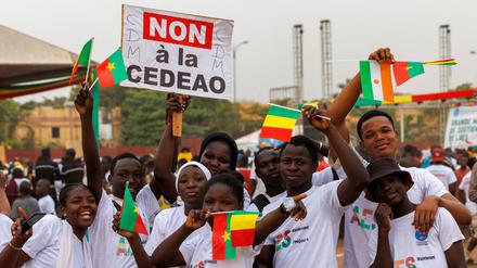 „Nein zu Ecowas“: Anhänger der neuen Allianz der Sahel-Staaten in Bamako. Mali, Burkina Faso und Niger haben die regionale Wirtschaftsorganisation verlassen. 