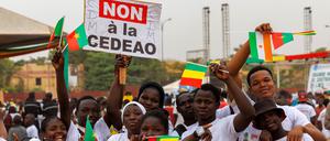 „Nein zu Ecowas“: Anhänger der neuen Allianz der Sahel-Staaten in Bamako. Mali, Burkina Faso und Niger haben die regionale Wirtschaftsorganisation verlassen. 