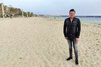 Der deutsche Urlauber Kevin Kirchheim aus Velbert steht an der Playa de Palma. Foto: Ralf Petzold/dpa