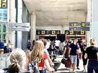 Reisende am Flughafen von Palma de Mallorca bereiten sich auf ihre Rückkehr nach Deutschland vor. Foto: imago images/Eibner