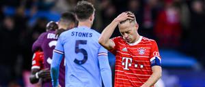 Münchens Joshua Kimmich (r.) reagiert unzufrieden nach dem Spiel gegen Manchester City.