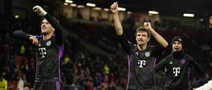 Mia san besser. Münchens Leon Goretzka (l.) und Thomas Müller feiern nach dem  Spiel in Old Trafford. 