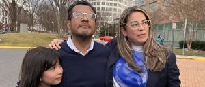 Der ehemalige Präsidentschaftskandidat Felix Maradiaga ist nach seiner Freilassung mit seiner Frau und seiner Tochter in den USA wieder vereint. 