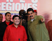Dicke Freunde: Der venezolanische Präsident Nicolas Maduro (r) und Argentiniens Fußball-Ikone Diego Maradona. Foto: John Zerpa/Prensa Miraflores/dpa