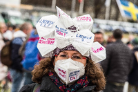 Eine Maskenverweigerin im "Handmaid's Tale"-Outfit auf einer Querdenker-Demonstration in München. Foto: Sachelle Babbar/Imago Images
