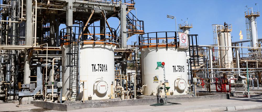Ölraffinerie im iranischen Abadan. Der Iran hat seine Ölproduktion in letzter Zeit gesteigert, trotz US-Sanktionen.
