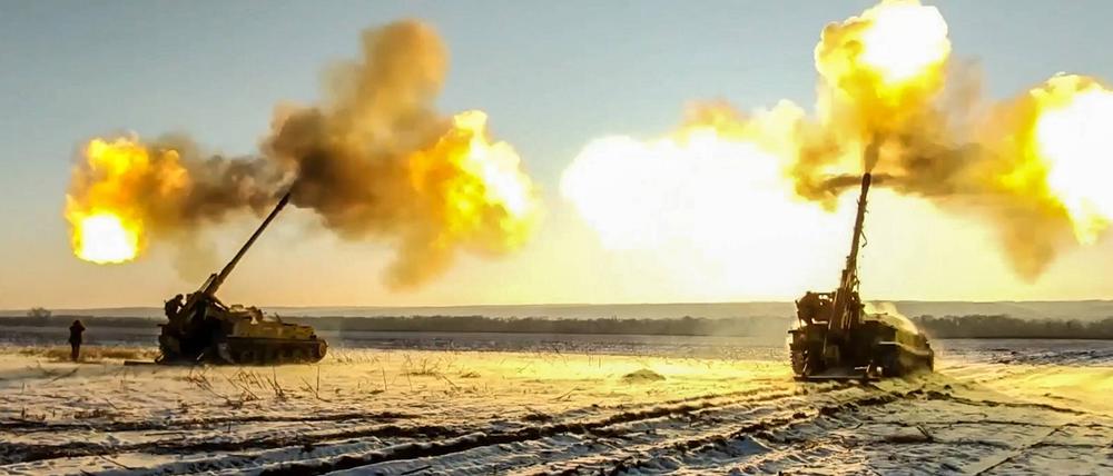 Zwei Haubitzen auf der russischen Verteidigungslinie in Cherson