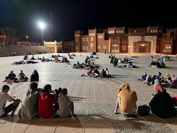 Viele Menschen verharrten wie hier in Ouarzazate aus Angst vor weiteren Beben draußen.