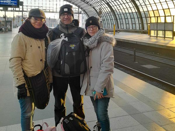 Sofia Diaz Nava (ganz rechts) aus Kolumbien ist mit ihrer Familie in Berlin. Sie hat Glück: Ihr Zug fährt.